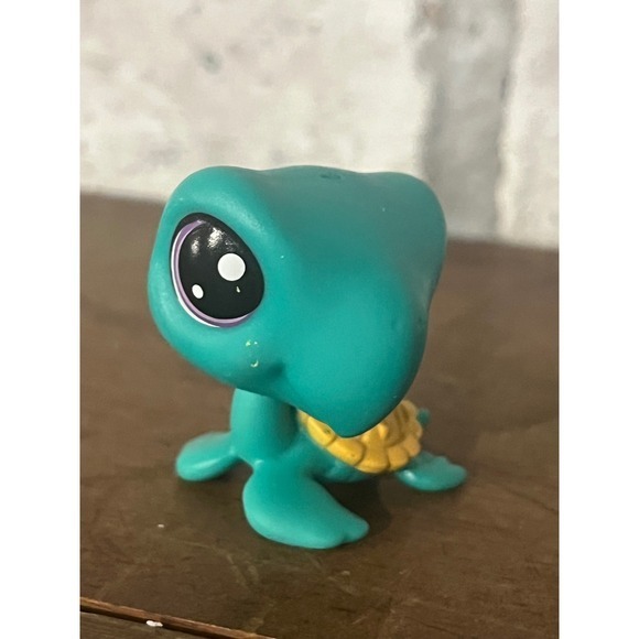 Littlest Pet Shop LPS Green Sea Turtle #60 Captain Gilturtle Purple Eyes - Picture 2 of 5